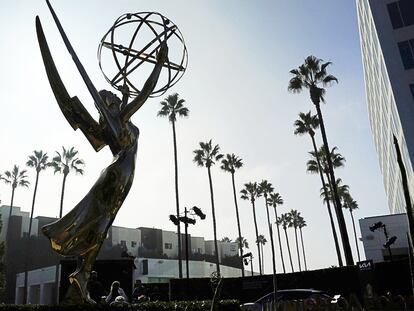 Una estatua del Emmy ante las instalaciones de la Academia de Televisión de Los Ángeles.