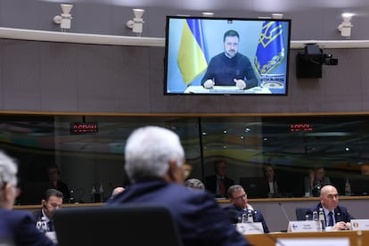 El presidente de Ucrania, Volodímír Zelenskí, durante su intervención por videoconferencia en Bruselas, este miércoles.  