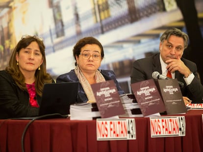 Ángela Buitrago, Claudia Paz y Francisco Cox, integrantes del GIEI, durante la presentación de su tercer informe, el 28 de marzo.