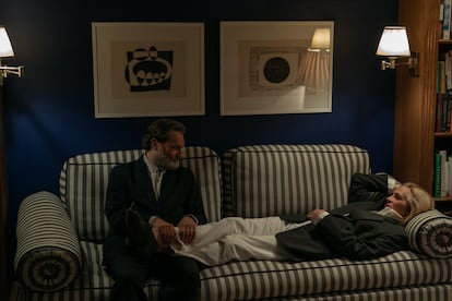 Michael Stuhlbarg y Julia Roberts, como Frederik y Alma en la película 'Caza de brujas', de Luca Guadagnino.