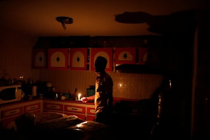 Américo Fernández usa una vela para iluminar la cocina de su casa durante un apagón en Maracaibo. Los 2 millones de habitantes padecen fallos eléctricos de hasta 36 horas de duración.