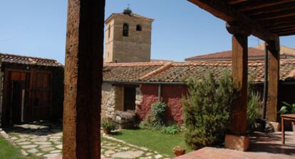 El patio de la Casona del Espirdo con con vistas a la iglesia del pueblo