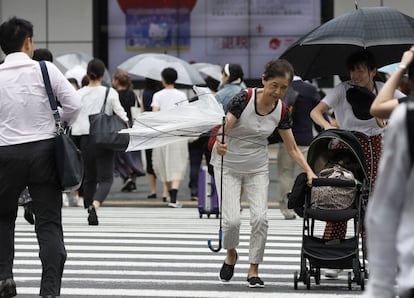 Pedestres com guarda-chuvas lutam contra os fortes ventos e a chuva nesta terça-feira, 4 de setembro de 2018, em Tóquio (Japão).