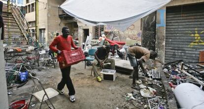 Una de las naves ocupadas por senegaleses y otros subsaharianos, en el Poblenou.