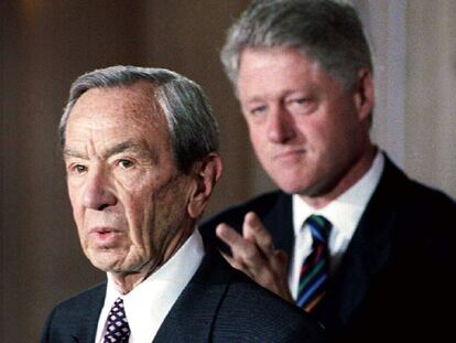 Warren Christopher junto al expresidente de Estados Unidos Bill Clinton, en 1996.