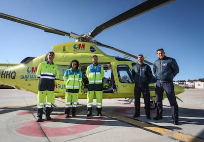 El Summa 112 tiene dos helicópteros que acuden a cualquier emergencia sanitaria en 20 minutos. El año pasado lo hicieron 601 veces y trasladaron a 367 pacientes. En la imagen, de izquierda a derecha, Nicolás Riera, médico; Lorena Alonso, enfermera; José Manuel Benedicto, técnico de emergencias; Óscar Pérez, tripulante, y Antonio Padilla, piloto, en la base de Las Rozas.