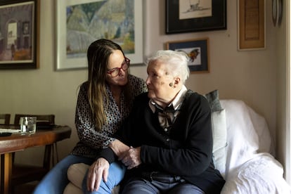 Rosa Prat junto a su hija, también llamada Rosa, en su casa, en Manresa.