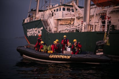 Los activistas desembarcan del Rainbow Warrior rumbo a la central de Los Barrios.