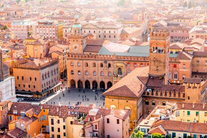 Vista de la plaza Maggiore de Bolonia (Italia).