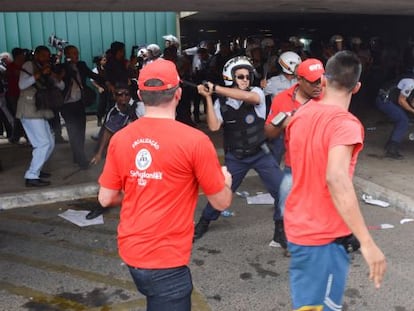 Policial reprime protesto da CUT em Bras&iacute;lia.