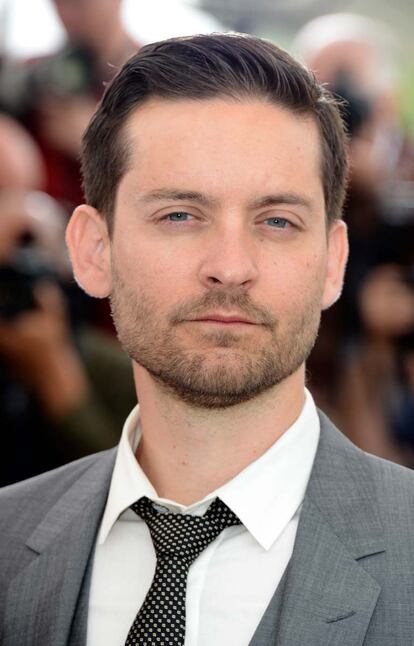 Tobey Maguire, también con barba incipiente, interpreta a Nick Carraway, el sarcástico vecino de Jay (DiCaprio) y narrador de la novela de Fitzgerald. 

	 