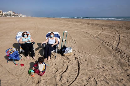 Desde este miércoles entra en vigor la normativa de llevar mascarilla en cualquier espacio público, incluso aquellos en los que se garantice la separación entre personas de más de 1,5 metros. En la image, varias personas toman el sol en la playa de Gandía (Valencia).