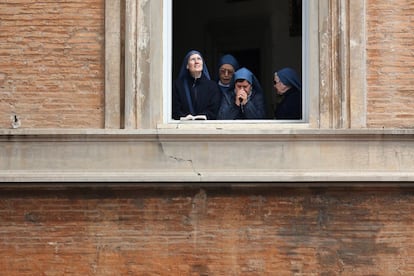 Varias monjas en una ventana esperan al Papa Francisco I para liderar la misa de canonización de Juan Pablo II y de Juan XXIII en el Vaticano.