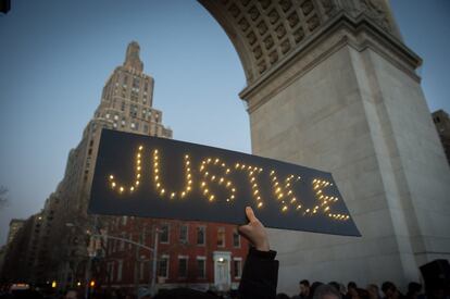 Una persona sujeta una pancarta durante una protesta del Consejo de Relaciones Islámico-Americanas, en Nueva York (Estados Unidos).