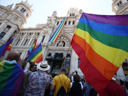 La bandera arcoíris, colgada de la fachada del Ayuntamiento de Madrid, en la plaza de Cibeles, el pasado 28 de junio.