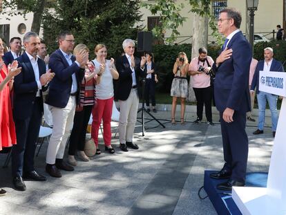 El presidente del PP, Alberto Núñez Feijóo, es aplaudido a su llegada a las puertas del Senado, este viernes.