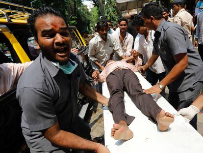 Uma das pessoas feridas no tumulto foi levada a um hospital de Bombaim.