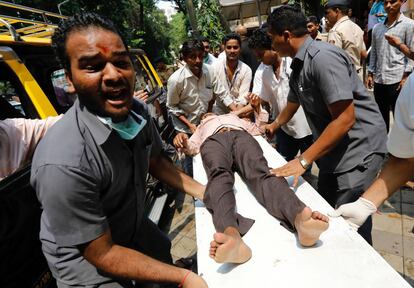 Uma das pessoas feridas no tumulto foi levada a um hospital de Bombaim.