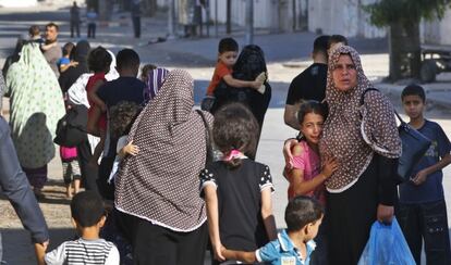 Vários palestinos fogem de suas casas no bairro de Shuyaiya, hoje em Gaza.