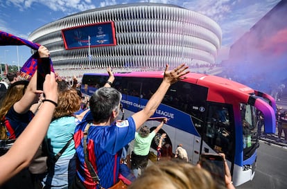 Aficionados del Barça reciben al autobús del equipo el sábado a su llegada a San Mamés para jugar la final de la Champions.