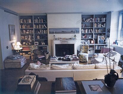 Retrato que Dominique Nabokov realizó en 1995 del salón, tal y como Didion y Dunne lo mantuvieron en vida. Foto: Apartamento.