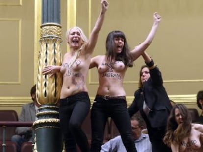 Las activistas de Femen durante la protesta en el Congreso.