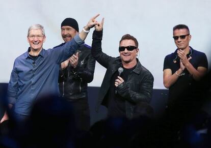 El CEO de Apple Tim Cook (izquierda) y Bono, líder de U2, en la presentación del iPhone 6 en Cupertino.