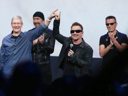 El CEO de Apple Tim Cook (izquierda) y Bono, l&iacute;der de U2, en la presentaci&oacute;n del iPhone 6 en Cupertino.