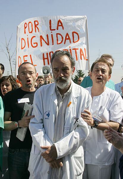 Luis Montes, en la protesta de ayer ante el hospital Severo Ochoa.