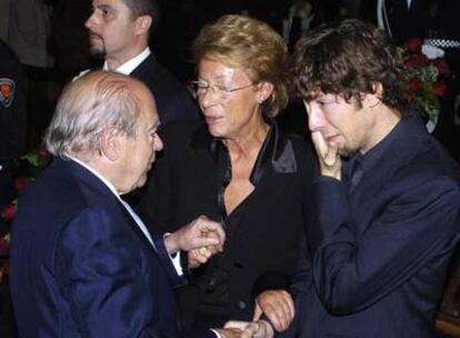 La viuda de Cuixart y su hijo Joan, ayer en el funeral, junto a Jordi Pujol. <b>