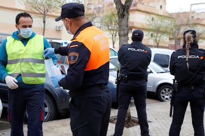 Personal de Protección Civil y Policía Nacional participan en el reparto de mascarillas en regiones como Ceuta y Melilla tras el tras el levantamiento de las restricciones de las actividades no esenciales decretadas ante la epidemia de coronavirus.