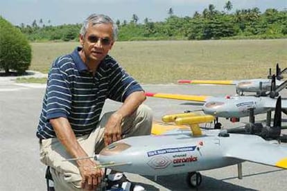 V. Ramanathan, jefe del proyecto, con los aviones robot durante la campaña en Maldivas.