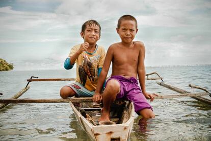 Niños bajao, en una embarcación tradicional, enseñan la pesca del día.