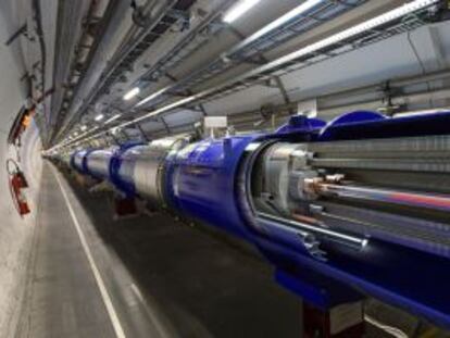 Reconstrucción en tres dimensiones del túnel del LHC y lo simanes superconductores que aceleran los dos haces de protones