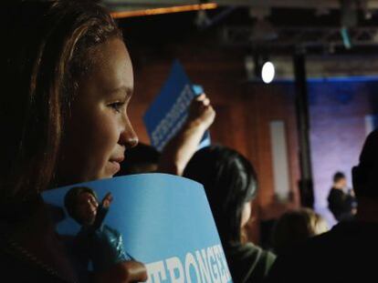 Seguidores de Hillary Clinton en un acto de campa&ntilde;a.