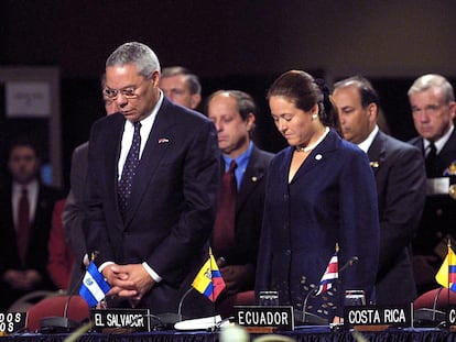 Colin Powell guarda un minuto de silencio durante la reunión de la Organización de los Estados Americanos en Lima, tras la noticia de una serie de ataques terroristas en Nueva York y Washington, el pasado 11 de septiembre de 2001.