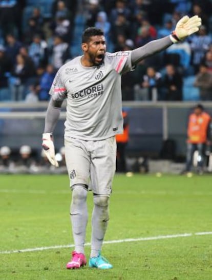 O goleiro Aranha reclama dos insultos racistas na partida contra o Grêmio.