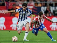 Jon Martin pelea con Julian Álvarez por el balón en la final de la Copa del Rey.