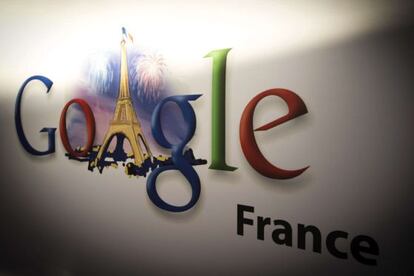 Logo de Google con la Torre Eiffel.