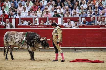 Alejandro Talavante, en un desplante ante el tercero, un precioso toro sardo.