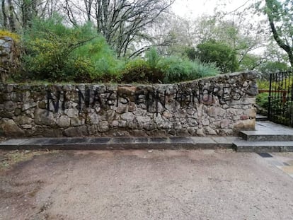 Las pintadas a la entrada del cementerio.