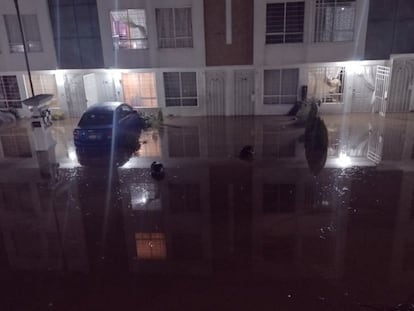 Inundación de un canal de aguas negras que llegó a la unidad habitacional Los Héroes en Chalco, Estado de México, el 25 de julio de 2023.