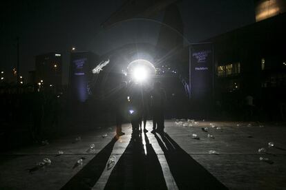 La noche del jueves era la primera gran noche, la de los recién aterrizados y la de los que llevaban un año esperando que volvieran a abrirse los tornos. El espacio previo a la valla que da entrada al recinto se convirtió en menos de dos horas en un botellón para nada improvisado y trinchera de organización: qué ver y qué no. Dentro, las copas, a 6 euros con refresco, 4 'on the rocks'. La cerveza: disparada, 6 euros algo más de lo que cabe en un botellín.