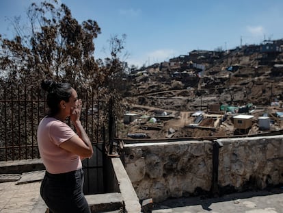 Nicole Monjes, pobladora de El Olivar, observa los daños de su casa.