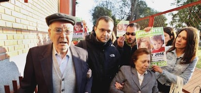 Los padres de Jos&eacute; Bret&oacute;n, a la entrada de los juzgados de C&oacute;rdoba.