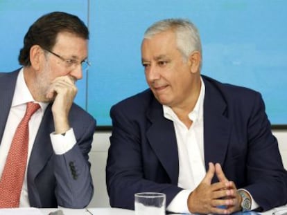 Rajoy (izda.) conversa con Javier Arenas este lunes.