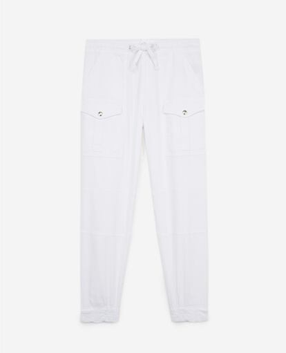 Un híbrido entre el pantalón de inspiración militar y el de chándal en un impoluto color blanco. Son de The Kooples y están llamados a convertirse en tu básico de primavera favorito. 190€.

 