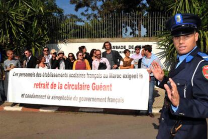 Protestas de trabajadores del Colegio Francés de Rabat (Marruecos), la semana pasada, contra la política gala de inmigración.