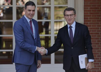 Pedro Sánchez y Alberto Núñez Feijóo, en La Moncloa en abril de 2022.