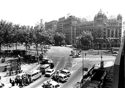 23 de mayo de 1981: la Polica cerca la sede del Banco Central en la plaza de Catalunya de Barcelona, despus de que una banda de atracadores penetrara en el edificio y tomara 300 rehenes.